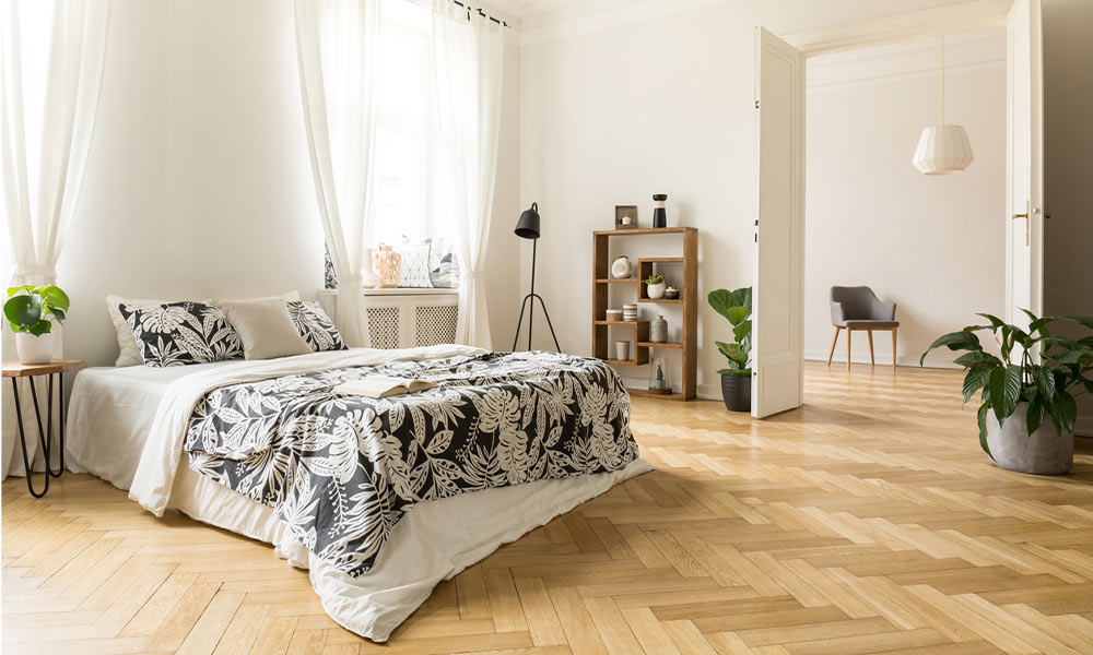 Chambre Avec Un Revêtement De Sol En Bois